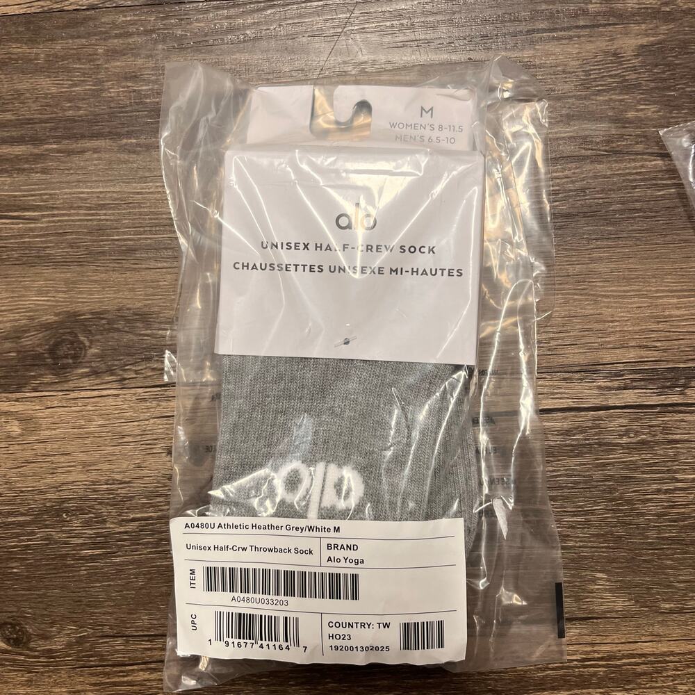 NWT Alo Yoga Half Crew Socks Gray White Unisex M Athleisure Retro Soft Girl - Picture 3 of 3